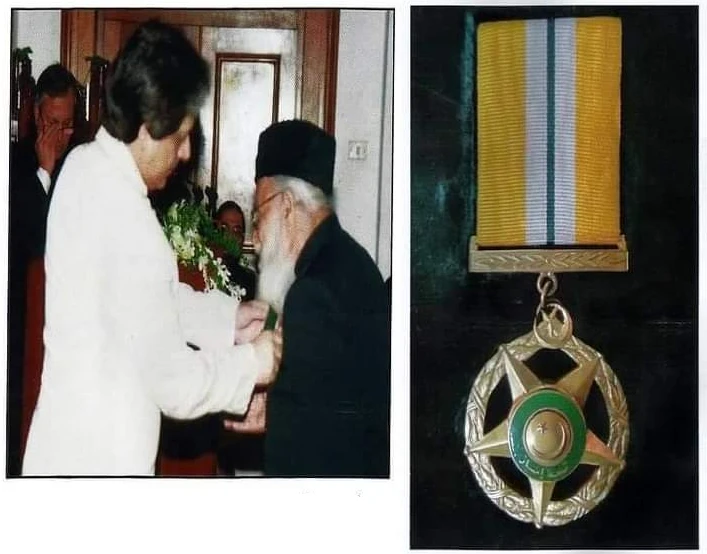 Dr. Harchand Rai receiving Award of Tamgha-e-Imtiaz from Governor Ishrat ul Ibad of Sindh in 2007, and in the right side imgae of Tamgha-e-Imtiaz is shown
