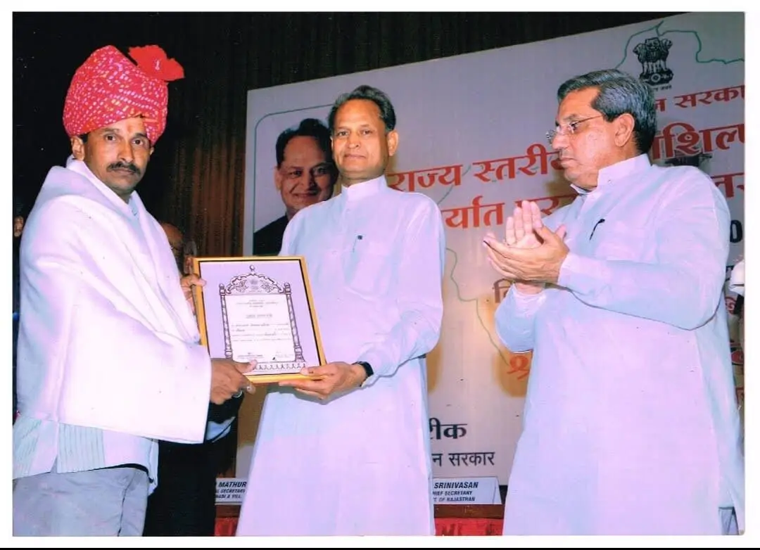 Dr. Heeralal Chitrakar receiving award from Chief Minister of Rajasthan