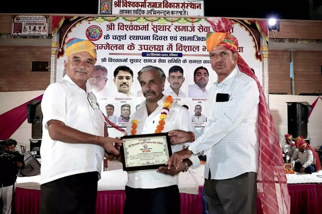 Heeralal Chitrakar Bhadrecha receiving award of appreciation