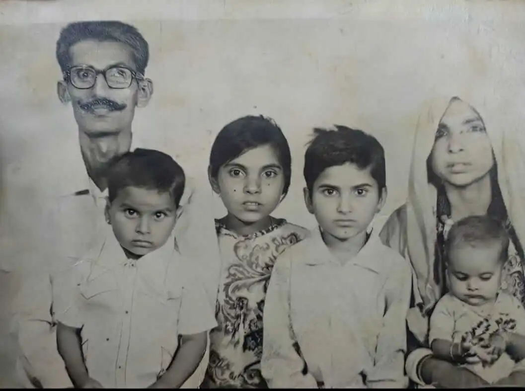 old BW Picture of Father of Heeralal Chitrakar with his whole family including his mother, sister and brother
