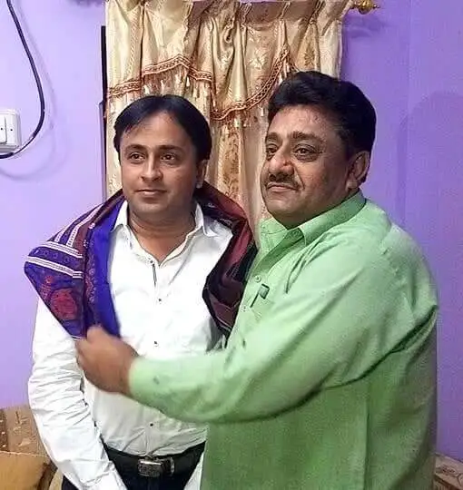 Dileep receiving Sindhi Ajrak as token of appreciation from his favorite school teacher Ravish Lohana during his visit to Pakistan