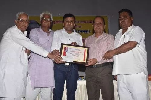 Dileep kessani receiving yuva sahtye ratn award