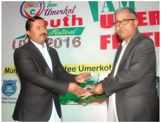 Life Time Achievement Award presented to Poonjraj Kesrani by Honourable M.C Chairman Saifullah Khalid Soomro in Umerkot Youth Festival year 2016